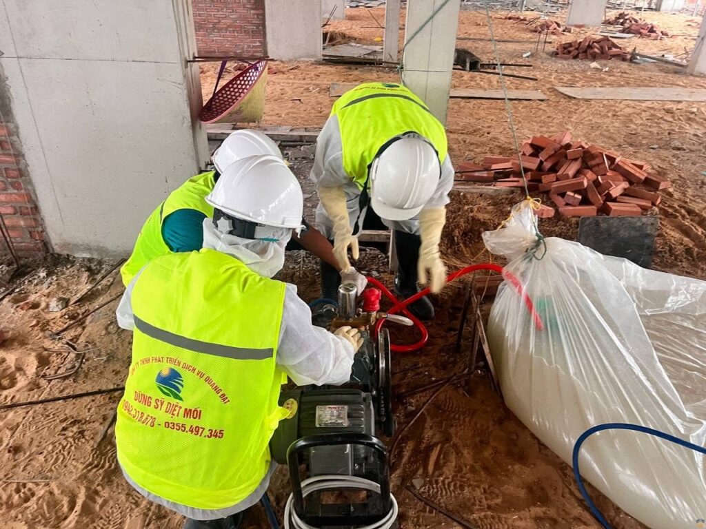 Anh em đang chuẩn bị máy móc để diệt mối - phòng mối