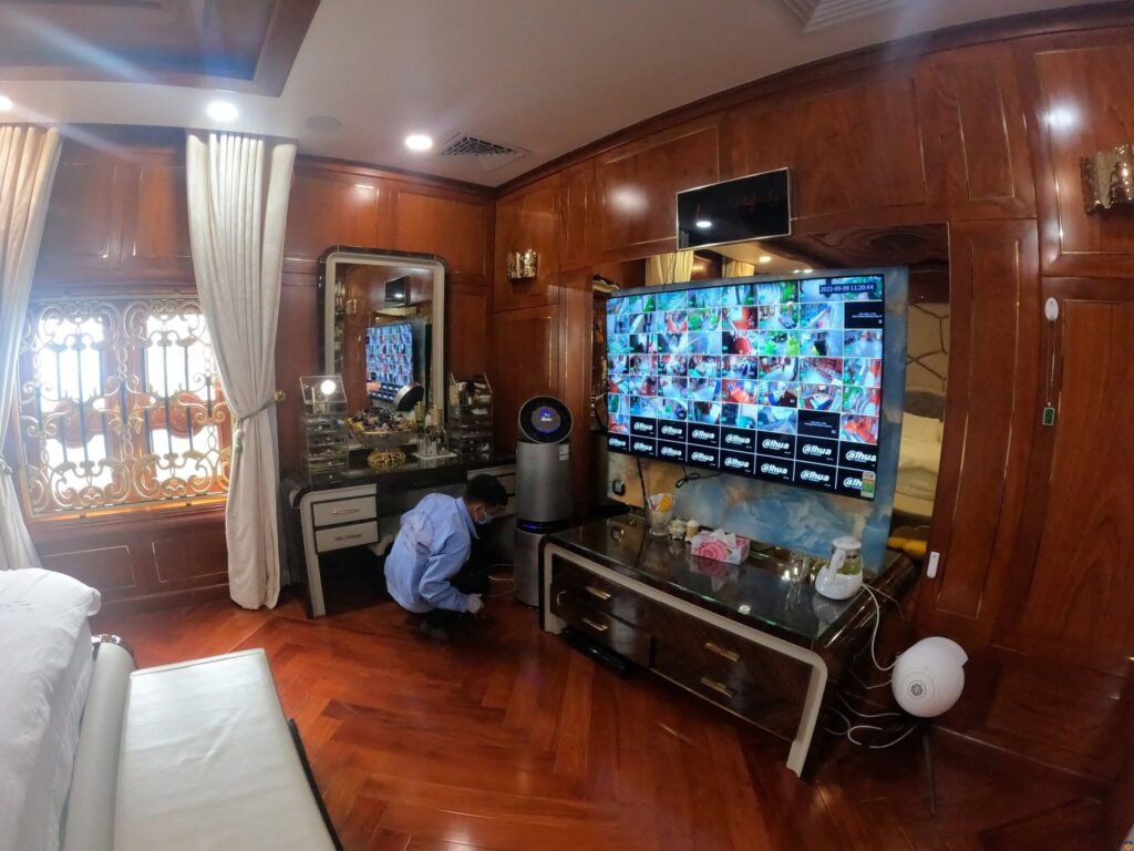 Khảo sát đồ gỗ tại biệt thự Tân Phú Kỹ thuật viên kiểm tra chân kệ gỗ và vị trí sát sàn trong biệt thự Tân Phú