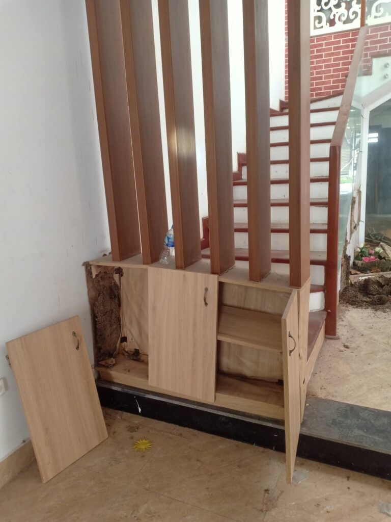 Kệ tivi và vách lam gỗ tại phòng khách nhà phố cần kiểm tra mối