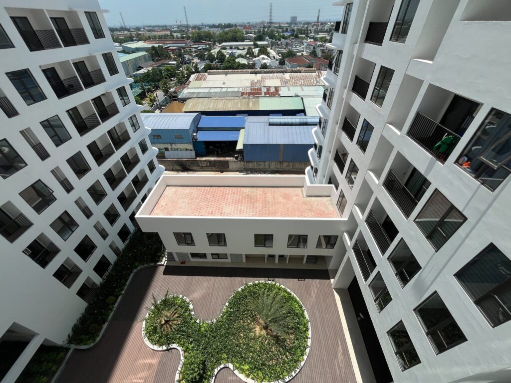 Khu chung cư nhiều tầng với các căn hộ, hành lang và sân chung