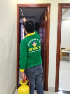 Cửa phòng ngủ bị mối ăn