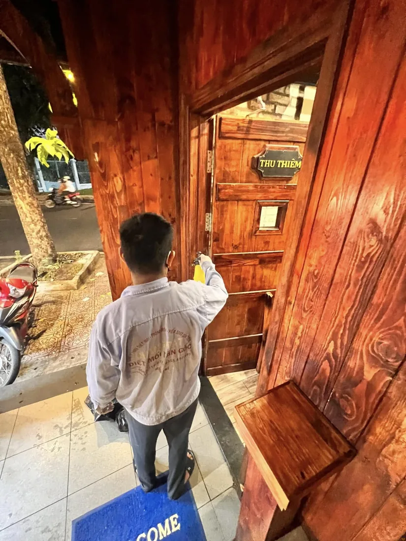 Xử lý điểm có mối ở cửa gỗ lối ra vào hầm rượu