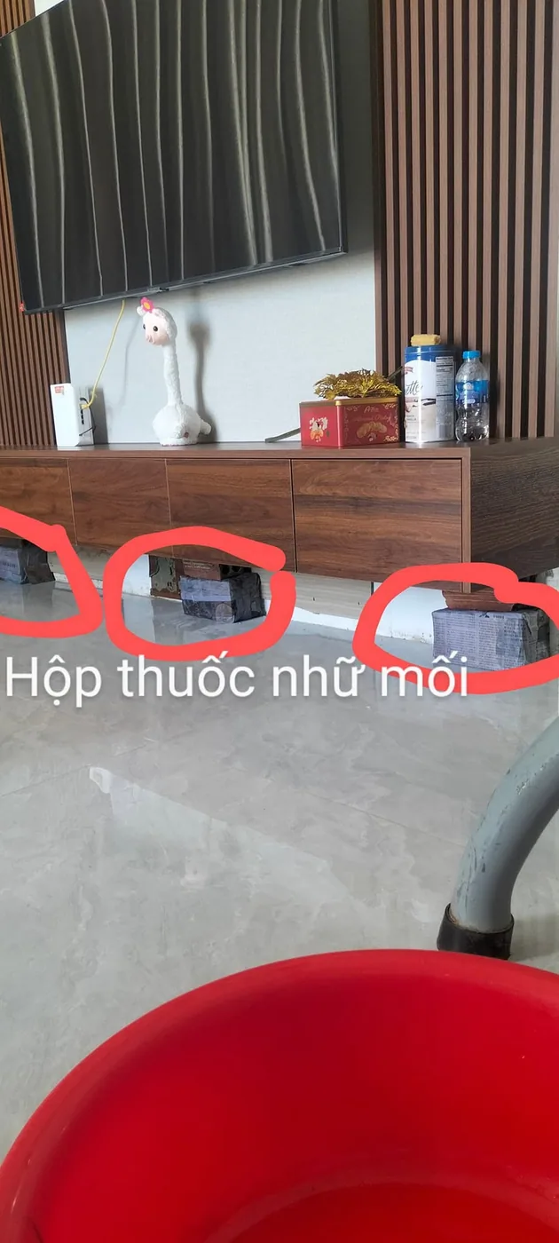 Vị trí đặt hộp nhử mối trong nhà Khoanh đỏ là vị trí kiểm tra có mối và tiến hành đặt hộp nhử